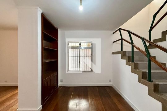 Sala de casa para alugar com 3 quartos, 222m² em Campo Belo, São Paulo
