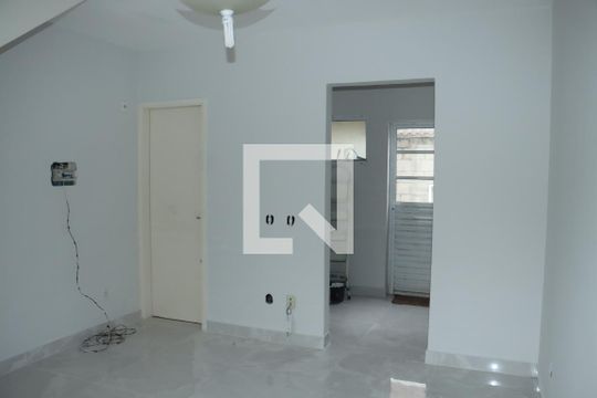 Casa de Condomínio para alugar com 2 quartos, 50m² em Chácara Tropical (caucaia do Alto), Cotia