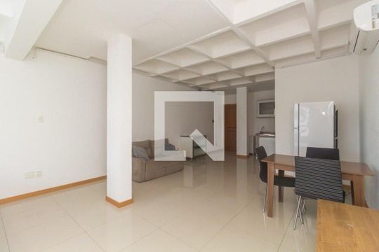 Sala / Quarto de apartamento para alugar com 1 quarto, 45m² em Menino Deus, Porto Alegre