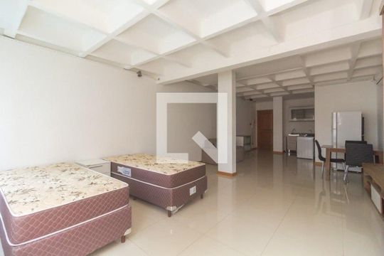 Sala / Quarto de apartamento para alugar com 1 quarto, 45m² em Menino Deus, Porto Alegre