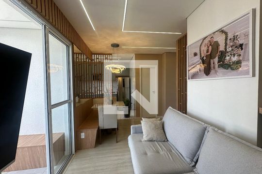 Sala de apartamento à venda com 2 quartos, 68m² em Jardim Tupanci, Barueri