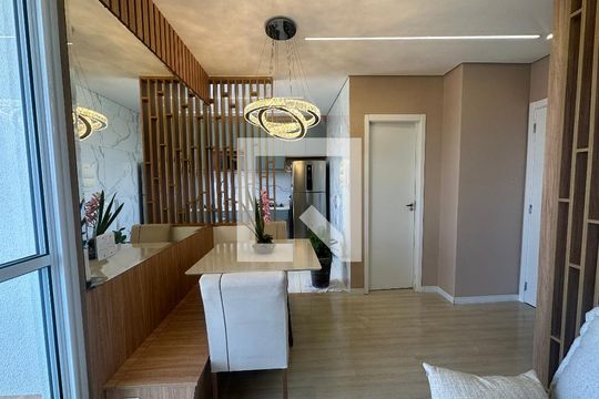 Sala de apartamento à venda com 2 quartos, 68m² em Jardim Tupanci, Barueri