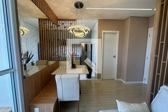 Sala de apartamento à venda com 2 quartos, 68m² em Jardim Tupanci, Barueri