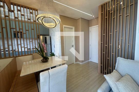 Sala de apartamento à venda com 2 quartos, 68m² em Jardim Tupanci, Barueri