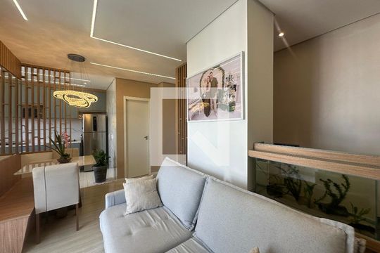 Sala de apartamento à venda com 2 quartos, 68m² em Jardim Tupanci, Barueri