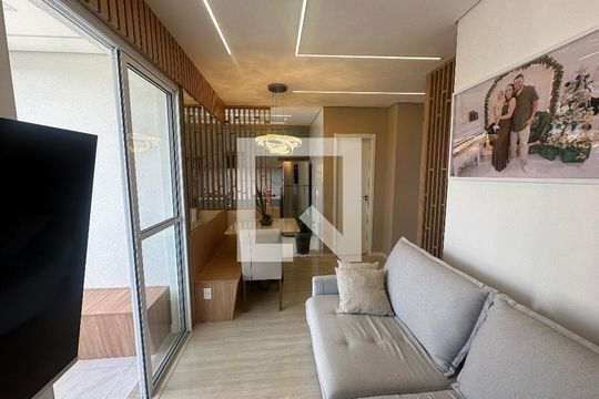 Sala de apartamento à venda com 2 quartos, 68m² em Jardim Tupanci, Barueri