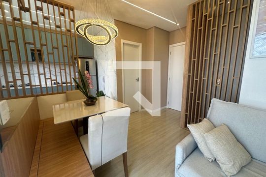 Sala de apartamento à venda com 2 quartos, 68m² em Jardim Tupanci, Barueri