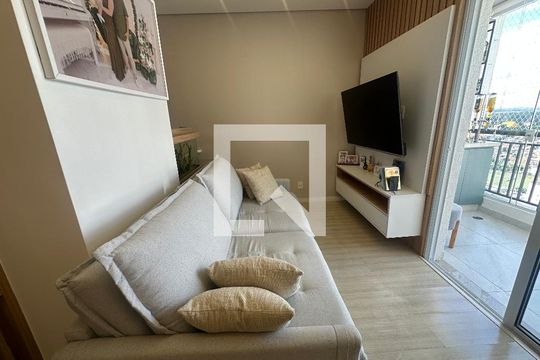 Sala de apartamento à venda com 2 quartos, 68m² em Jardim Tupanci, Barueri