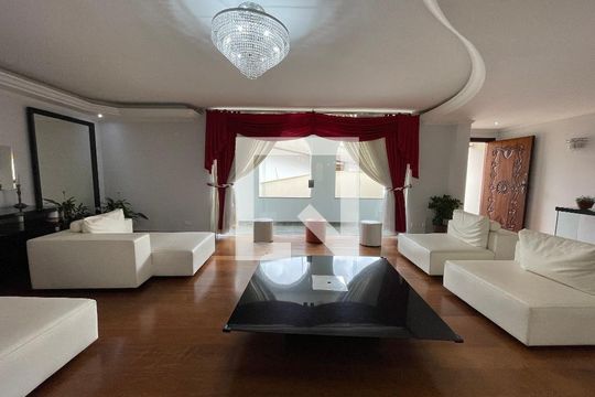 Sala de estar de casa à venda com 7 quartos, 540m² em Caxingui, São Paulo