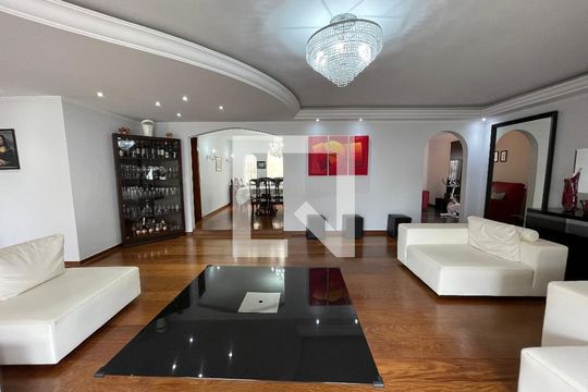 Sala de estar de casa à venda com 7 quartos, 540m² em Caxingui, São Paulo