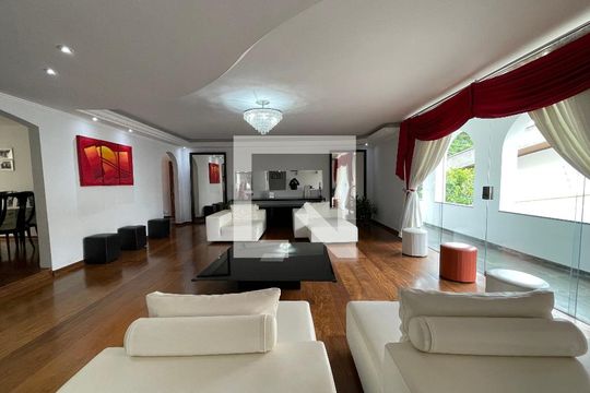 Sala de estar de casa à venda com 7 quartos, 540m² em Caxingui, São Paulo