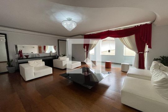 Sala de estar de casa à venda com 7 quartos, 540m² em Caxingui, São Paulo