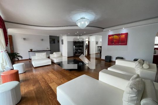 Sala de estar de casa à venda com 7 quartos, 540m² em Caxingui, São Paulo