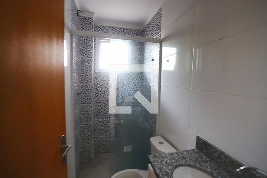 Banheiro de apartamento para alugar com 2 quartos, 39m² em Parque Boturussu, São Paulo