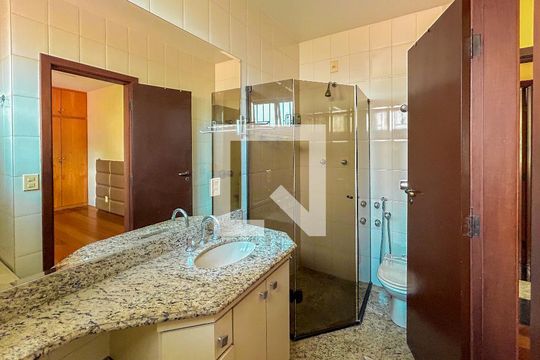 Casa à venda com 4 quartos, 300m² em Heliópolis, Belo Horizonte
