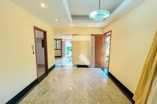Casa à venda com 4 quartos, 300m² em Heliópolis, Belo Horizonte