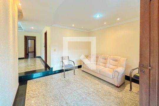 Casa à venda com 4 quartos, 300m² em Heliópolis, Belo Horizonte