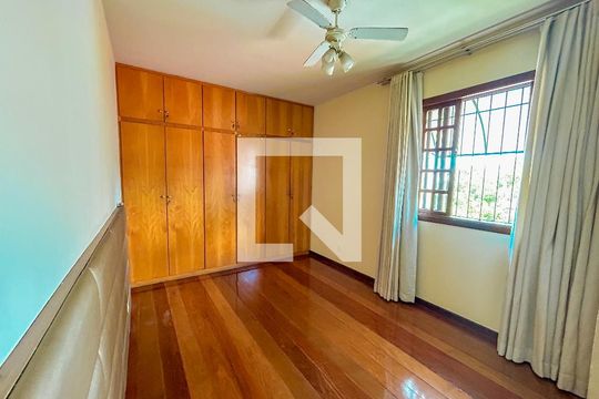 Casa à venda com 4 quartos, 300m² em Heliópolis, Belo Horizonte