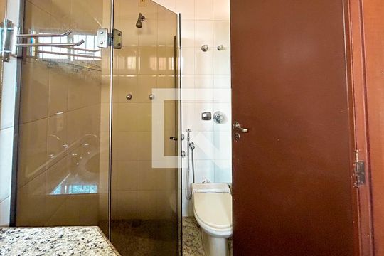 Casa à venda com 4 quartos, 300m² em Heliópolis, Belo Horizonte
