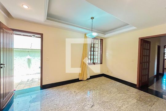 Casa à venda com 4 quartos, 300m² em Heliópolis, Belo Horizonte