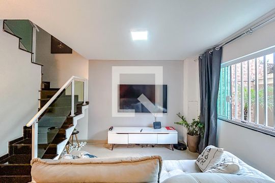 Sala de casa de condomínio para alugar com 2 quartos, 116m² em Vila Esperança, São Paulo