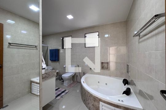 Suíte 1 - Banheiro de apartamento à venda com 4 quartos, 367m² em Vargem Grande, Rio de Janeiro