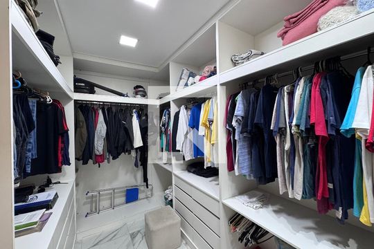 Suíte 1 - Closet de apartamento à venda com 4 quartos, 367m² em Vargem Grande, Rio de Janeiro