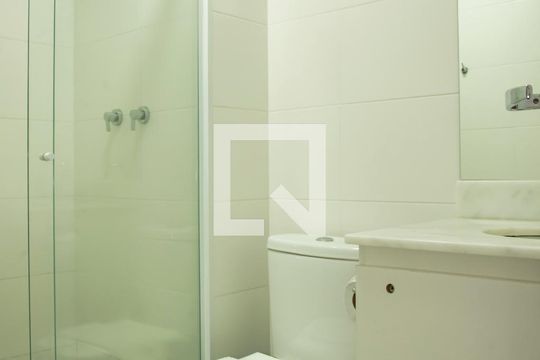 Banheiro de kitnet/studio para alugar com 1 quarto, 26m² em Mirandópolis, São Paulo