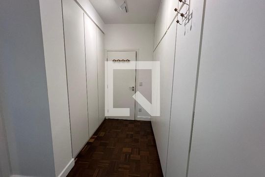 Corredor de apartamento para alugar com 3 quartos, 142m² em Pinheiros, São Paulo