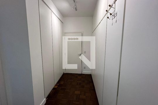Corredor de apartamento para alugar com 3 quartos, 142m² em Pinheiros, São Paulo
