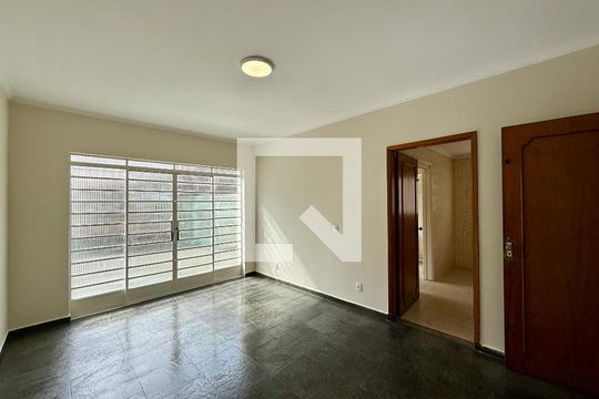 Sala de casa à venda com 4 quartos, 215m² em Jardim Aeroporto, São Paulo