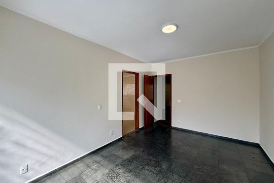 Sala de casa à venda com 4 quartos, 215m² em Jardim Aeroporto, São Paulo