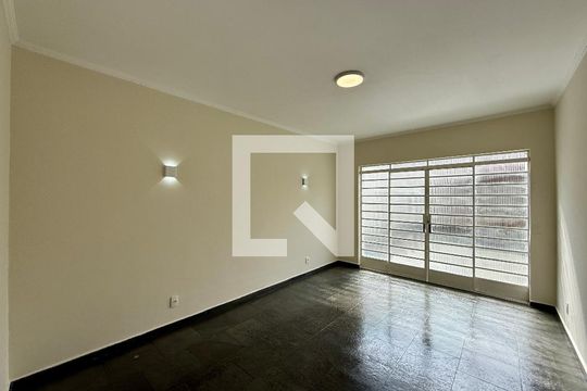 Sala de casa à venda com 4 quartos, 215m² em Jardim Aeroporto, São Paulo