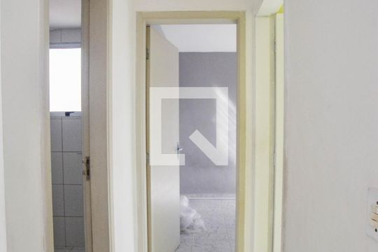 Corredor de apartamento para alugar com 2 quartos, 57m² em Vila Luzita, Santo André