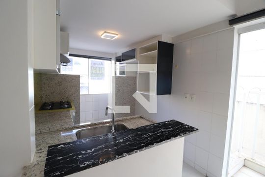 Cozinha de apartamento para alugar com 2 quartos, 62m² em Santa Mônica, Uberlândia