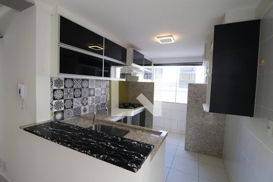 Cozinha de apartamento para alugar com 2 quartos, 62m² em Santa Mônica, Uberlândia