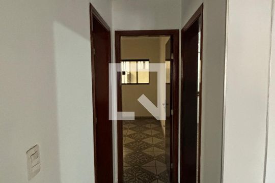 Corredor de casa para alugar com 5 quartos, 374m² em Vila Scarpelli, Santo André
