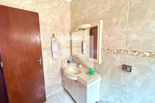 Banheiro da Suíte de casa à venda com 3 quartos, 260m² em Vila Barros, Guarulhos