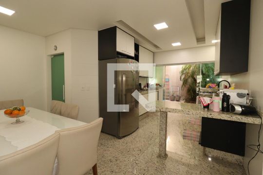 Sala de Jantar de casa à venda com 3 quartos, 184m² em Pinheirinho, Santo André