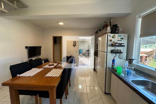 Sala/Cozinha de casa à venda com 5 quartos, 300m² em Vila Pouso Alegre, Barueri