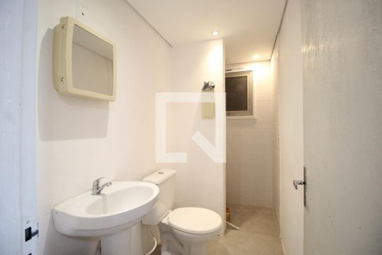 Banheiro de apartamento à venda com 1 quarto, 45m² em Humaitá, Porto Alegre
