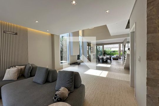Sala de casa de condomínio para alugar com 4 quartos, 472m² em Cidade Tamboré, Santana de Parnaíba