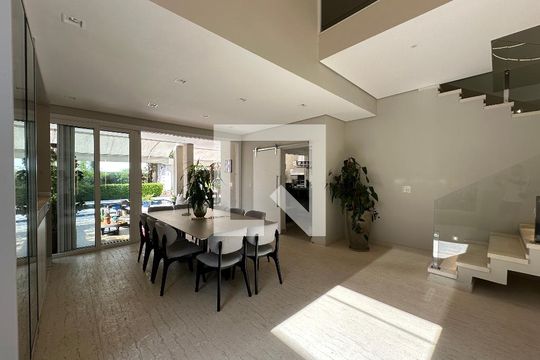 Sala de casa de condomínio para alugar com 4 quartos, 472m² em Cidade Tamboré, Santana de Parnaíba