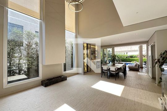Sala de casa de condomínio para alugar com 4 quartos, 472m² em Cidade Tamboré, Santana de Parnaíba