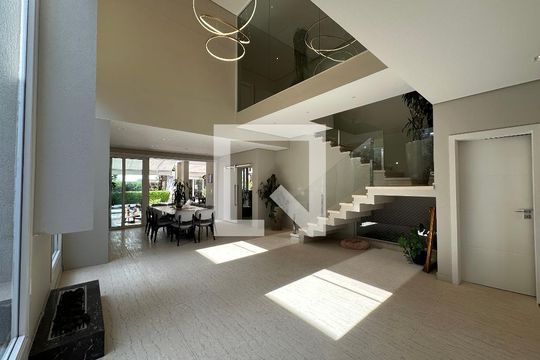 Sala de casa de condomínio para alugar com 4 quartos, 472m² em Cidade Tamboré, Santana de Parnaíba