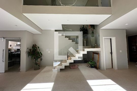 Sala de casa de condomínio para alugar com 4 quartos, 472m² em Cidade Tamboré, Santana de Parnaíba