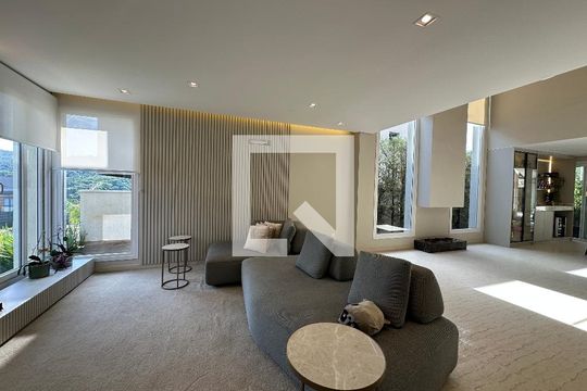Sala de casa de condomínio para alugar com 4 quartos, 472m² em Cidade Tamboré, Santana de Parnaíba