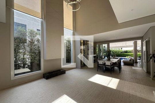Sala de casa de condomínio para alugar com 4 quartos, 472m² em Cidade Tamboré, Santana de Parnaíba