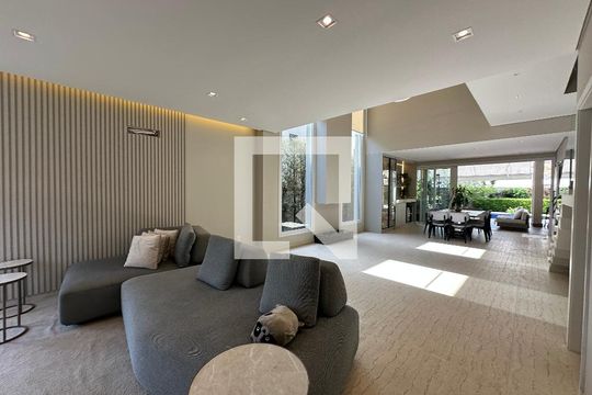 Sala de casa de condomínio para alugar com 4 quartos, 472m² em Cidade Tamboré, Santana de Parnaíba