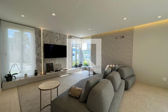 Sala de casa de condomínio para alugar com 4 quartos, 472m² em Cidade Tamboré, Santana de Parnaíba